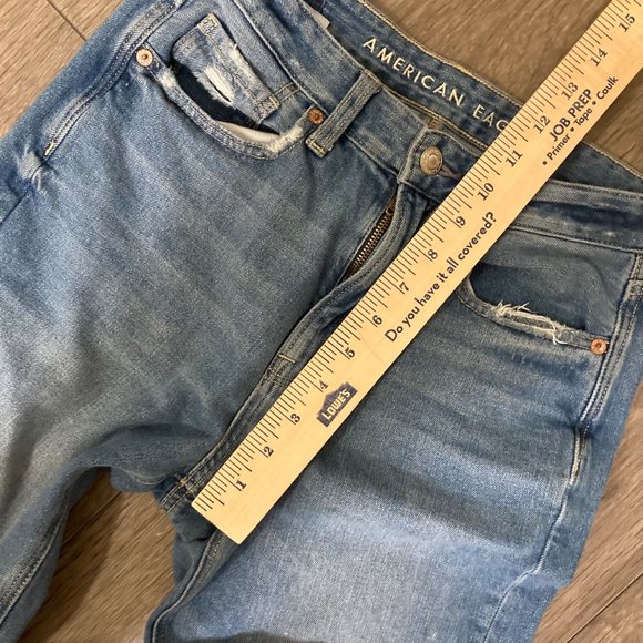 American Eagle Mom Jean Size 2 Reg Med Wash Distressed Style Frayed Hem - Picture 7 of 8
